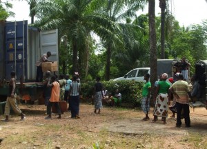 A peine arrivée la répartition par centre commence - Porto Novo au BENIN - Juillet 2012