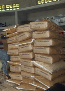 Une partie du lait écrémé en poudre offert par S.O.S. BOîTES DE LAIT - Porto Novo au BENIN - Juillet 2012