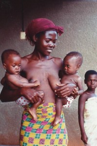 Claire et Carisse sauvée de la malnutrition grâce à S.O.S. BOîTES DE LAIT