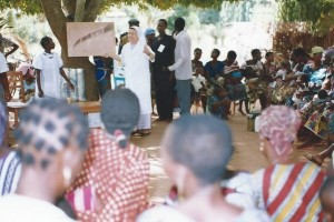 Madame Elisabeth, Soeur Cécilia, le comité de santé et une partie des mamans et leurs enfants lors d'une réunion d'information