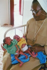 Soeur Nicole et des bébés jumeaux prématurés à 2 jours. A la naissance la fille pesait 1,3 k et le garcon 1,7 k - Centre de Ndelele au CAMEROUN