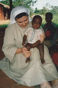 Soeur Theodora et bébé orphelin - Centre de Ndelele au CAMEROUN