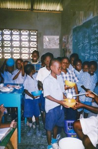 Classe préparatoire buvant votre bon lait au centre Saint Joseph - Les Gonaïves Haïti Juin 2001