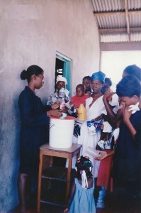 Distribution de lait enrichi au centre Saint Joseph - Les Gonaïves Haiti Juin 2001