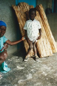 Enfant atteint de rachitisme, Merci pour votre lait - Les Gonaives Haiti Janvier 2000