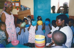 Le groupe des 3 à 6 ans buvant votre bon lait au centre Saint Joseph - Les Gonaïves Haiti Juin 2001