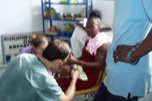 Le médecin consulte les tout petits - Horizon de l'Espoir Haiti Juillet 2010