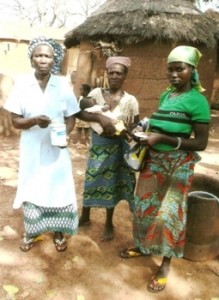 Téroda (4 km de Pagouda) Maman Bernadette avec la maman et la Grand-mère de Essohana