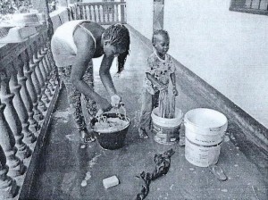 Angélica prend les tâches ménagères pour un jeu - Ngaoundéré Nov 2015 - CAMEROUN