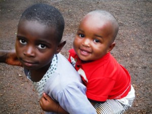 Dorothée est une maman pour sa petite soeur Monica, toutes les deux abandonnées à leur naissance - Ngaoundéré Nov 2015 - CAMEROUN
